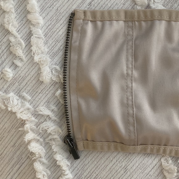 Selling girlfriends old clothes she no longer wants. - Picture 3 of 5